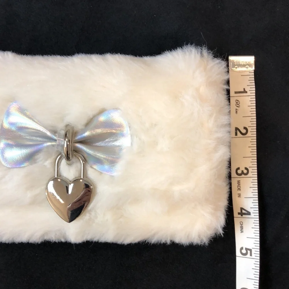 Claire’s Winter Holiday Bow Faux Fur Wallet‎